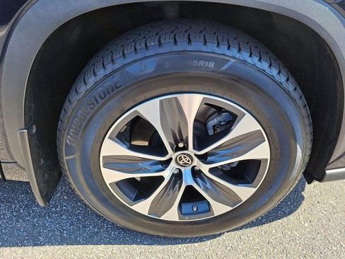 Used 2020 Toyota Highlander XLE AWD/4WD image 32