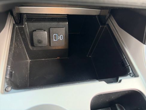 Used 2024 Ford Explorer XLT w/ Equipment Group 202A AWD/4WD image 22
