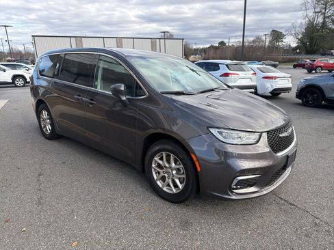 Used 2023 Chrysler Pacifica Touring-L image 8