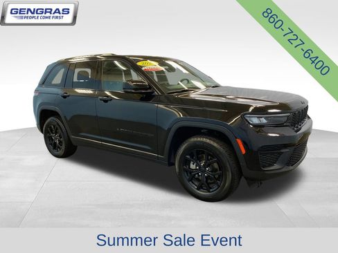 Used 2025 Jeep Grand Cherokee Altitude AWD/4WD image 7