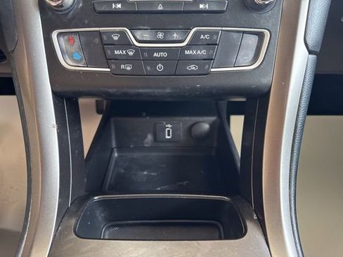 Used 2017 Ford Fusion SE w/ Fusion SE Technology Package image 16