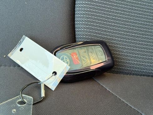 Used 2022 Toyota Venza LE image 29