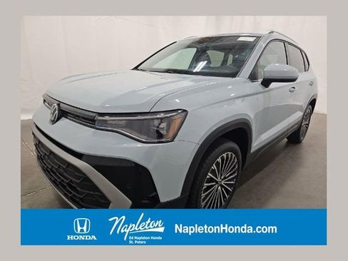 Used 2025 Volkswagen Taos SE image 1