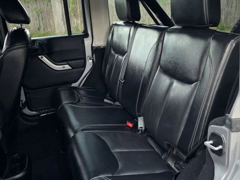 Used 2015 Jeep Wrangler Unlimited Sahara w/ Connectivity Group image 17