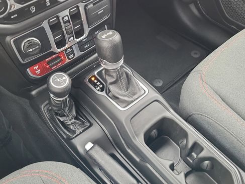 Used 2025 Jeep Wrangler Unlimited Rubicon AWD/4WD image 25