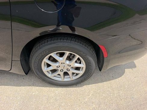 Used 2024 Chrysler Pacifica Touring-L FWD image 8