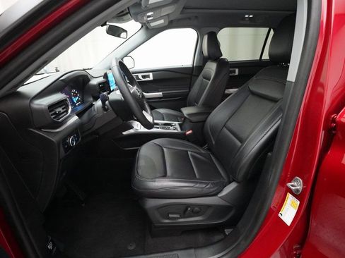 Used 2023 Ford Explorer XLT w/ Equipment Group 202A image 7