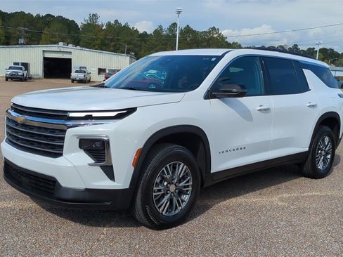 Used 2025 Chevrolet Traverse LT image 1