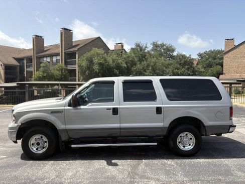 Used 2005 Ford Excursion XLT AWD/4WD image 7