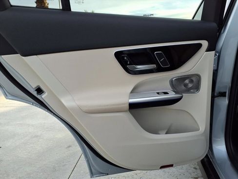 Used 2025 Mercedes-Benz GLC 300 image 17