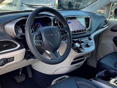Used 2024 Chrysler Pacifica Touring-L image 14