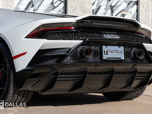 Used 2020 Lamborghini Huracan EVO image 12
