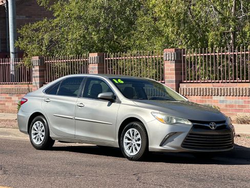 Used 2016 Toyota Camry LE image 8