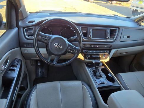Used 2017 Kia Sedona LX w/ LX Essentials Premium Package image 5