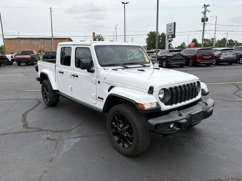 Used 2025 Jeep Gladiator Sport AWD/4WD image 2