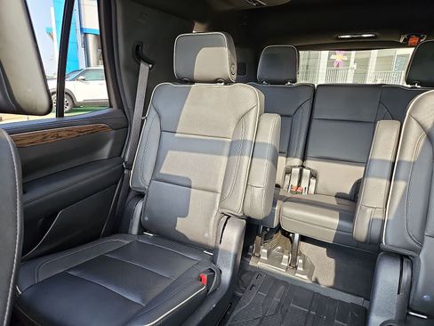 Used 2021 Chevrolet Tahoe Premier w/ Premium Package AWD/4WD image 13