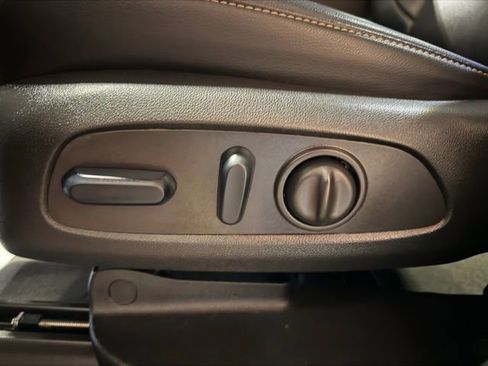 Used 2023 GMC Acadia SLT w/ Elevation Edition image 16