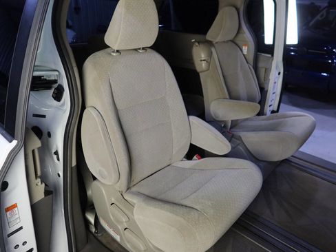 Used 2015 Toyota Sienna LE image 15