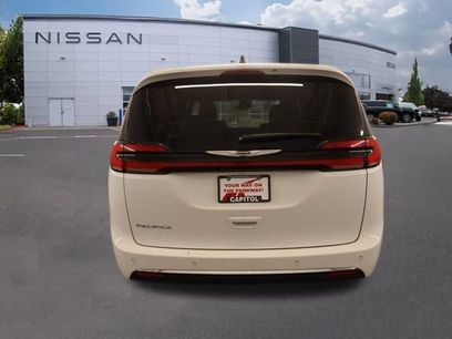 Used 2025 Chrysler Pacifica Select