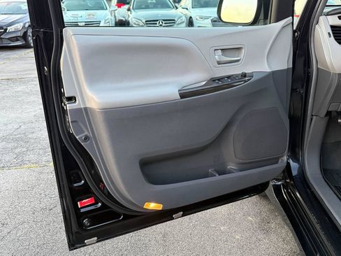 Used 2019 Toyota Sienna XLE FWD image 13