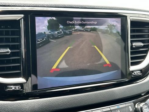 Used 2023 Chrysler Pacifica Touring-L FWD image 32