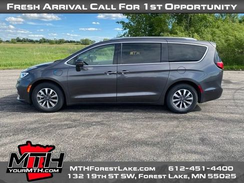 Used 2021 Chrysler Pacifica Touring-L FWD image 5