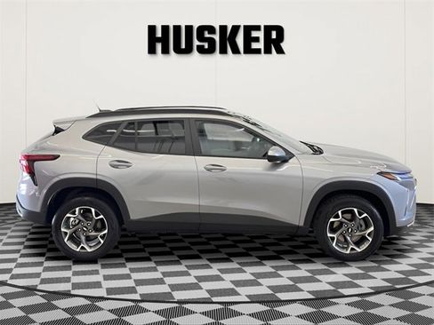 Used 2025 Chevrolet Trax LT w/ LT Convenience Package image 2