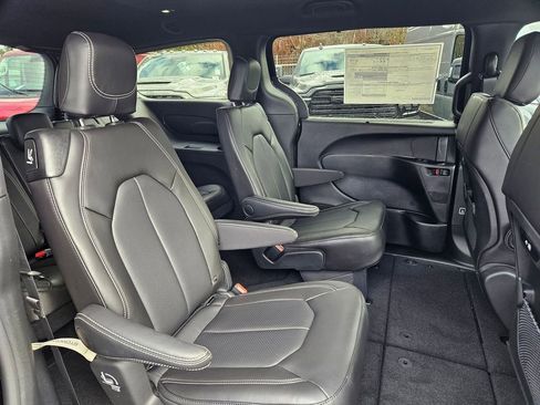 New 2026 Chrysler Pacifica Select image 19