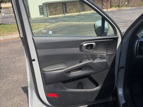 Used 2025 Kia Sorento S w/ Panoramic Sunroof Package image 12