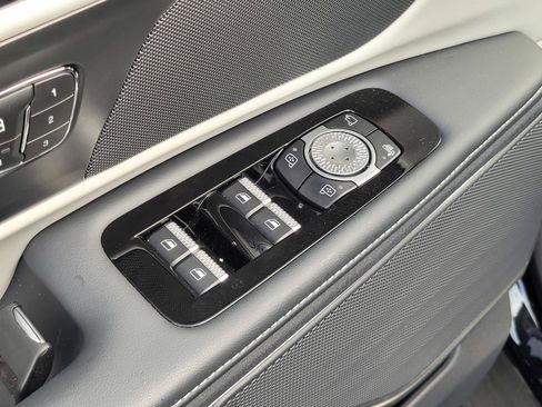 Used 2025 Lincoln Nautilus Premier image 17