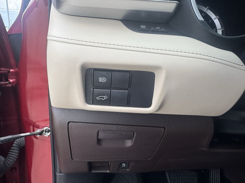 Used 2022 Toyota Highlander XLE FWD image 12