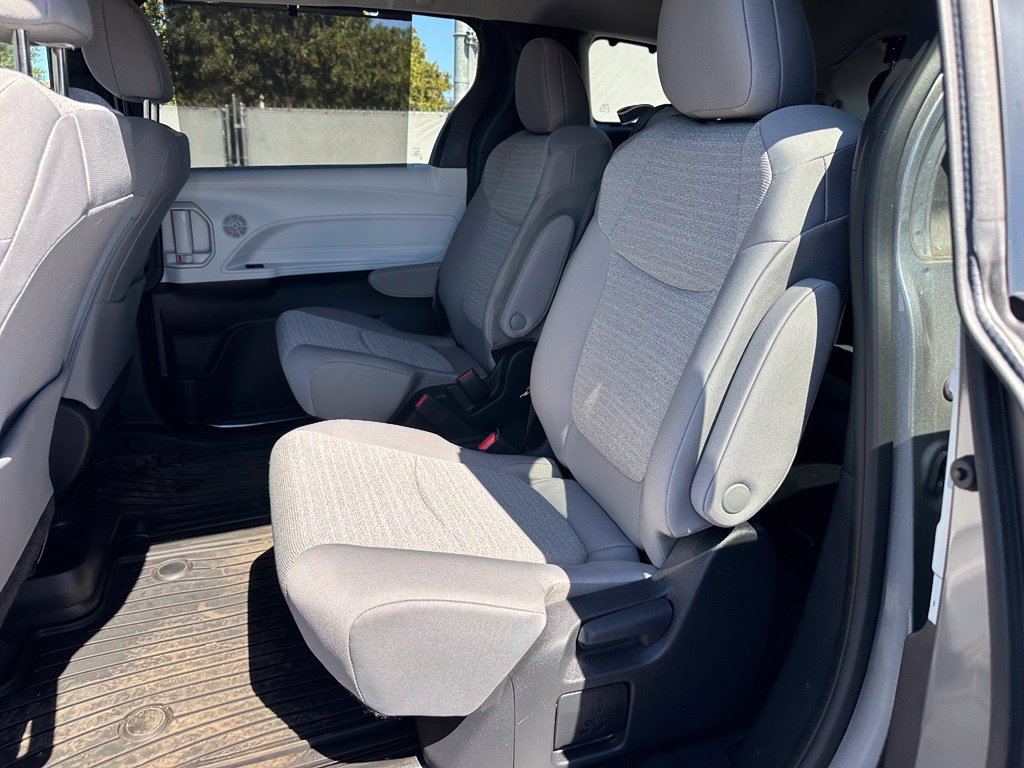 Used 2026 Toyota Sienna LE AWD/4WD image 8