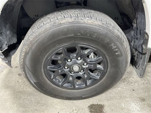 Used 2022 Toyota Tacoma SR5 w/ Technology Package image 22