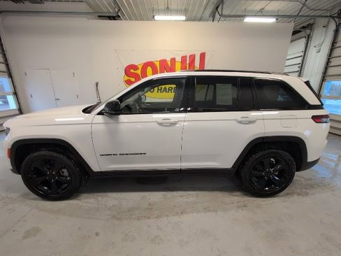 Used 2023 Jeep Grand Cherokee Limited w/ Luxury Tech Group II image 2
