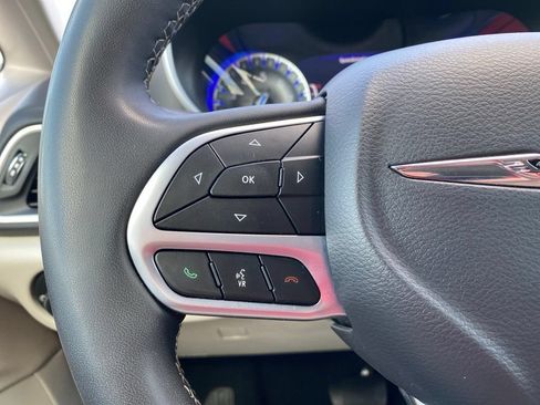 Used 2024 Chrysler Pacifica Touring-L FWD image 33