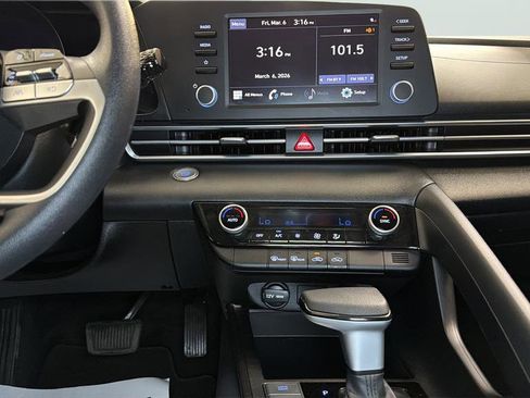 Used 2022 Hyundai Elantra SEL image 15