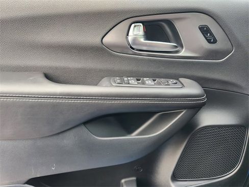 New 2026 Chrysler Pacifica Select image 16