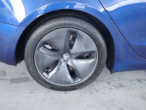 Used 2018 Tesla Model 3 Mid Range RWD image 5