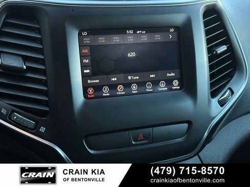 Used 2019 Jeep Cherokee Latitude Plus w/ Comfort/Convenience Group FWD image 16
