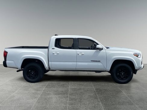 Used 2022 Toyota Tacoma SR5 w/ Technology Package AWD/4WD image 6