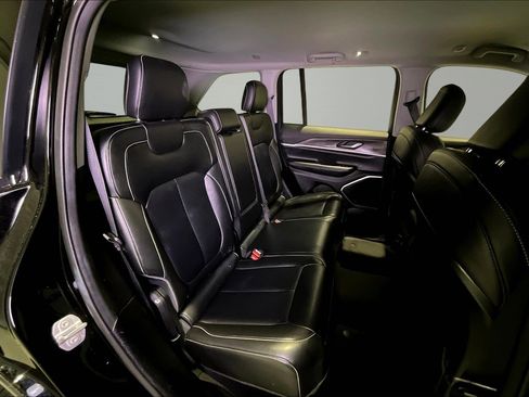 Used 2022 Jeep Grand Cherokee Limited image 24