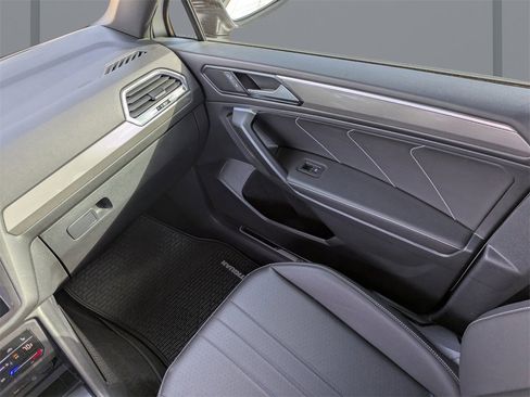 Used 2023 Volkswagen Tiguan SE R-Line image 17