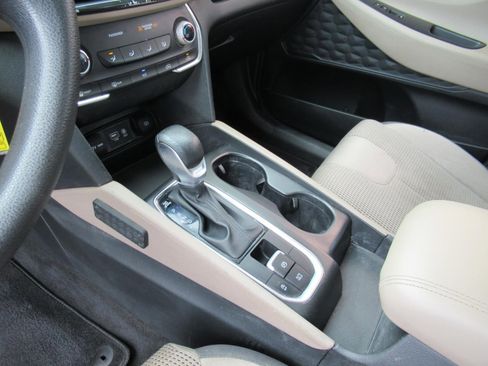 Used 2019 Hyundai Santa Fe SE FWD image 15