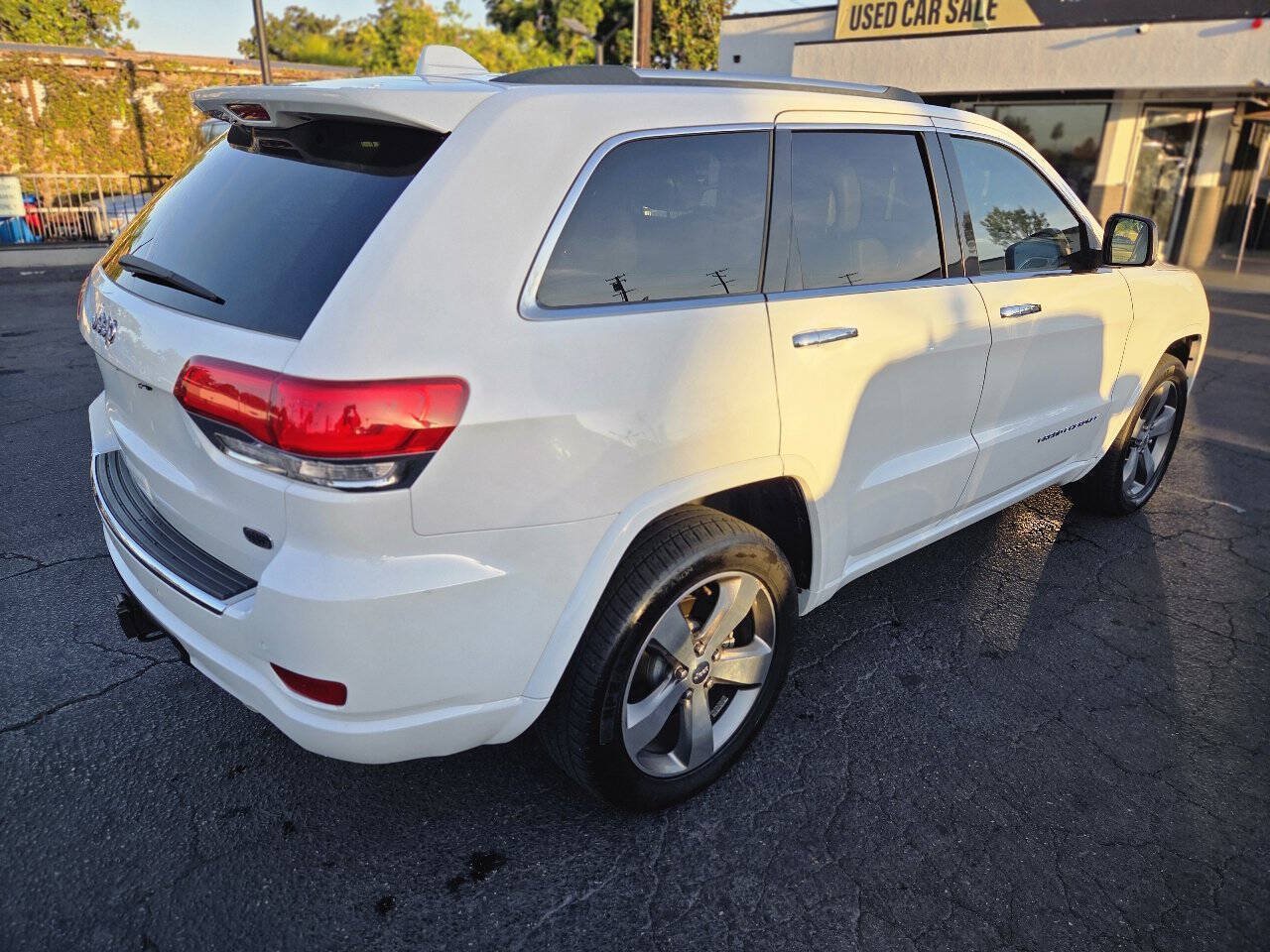 Used 2015 Jeep Grand Cherokee Overland w/ Advanced Technology Group AWD/4WD image 3
