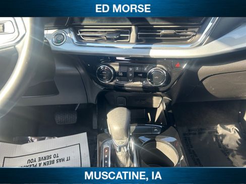Used 2025 Chevrolet Trax LT w/ LT Convenience Package FWD image 11