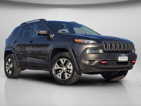 Used 2018 Jeep Cherokee Trailhawk image 2