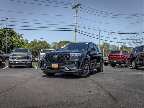 Certified 2025 Ford Explorer ST AWD/4WD image 3