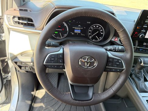 Used 2021 Toyota Sienna Platinum FWD image 24