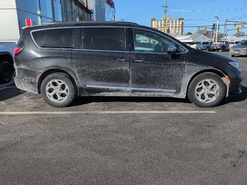 Used 2022 Chrysler Pacifica Limited w/ Uconnect Theater Family Group image 2