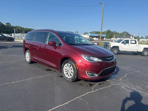 Used 2019 Chrysler Pacifica Touring-L FWD image 7